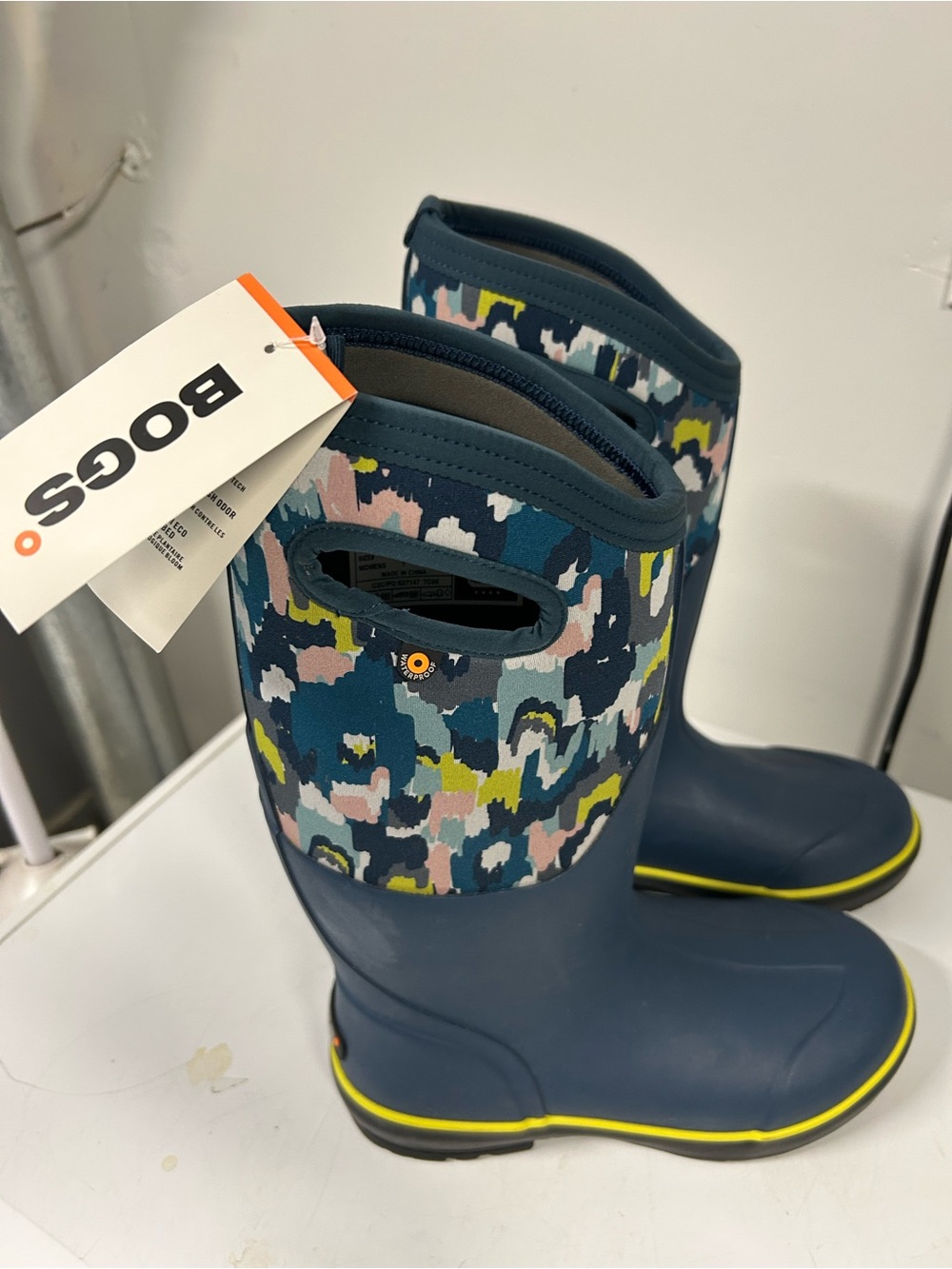 NWT Bogs Navy and Multicolor Camouflage-Print Pull-On Boots Size 7